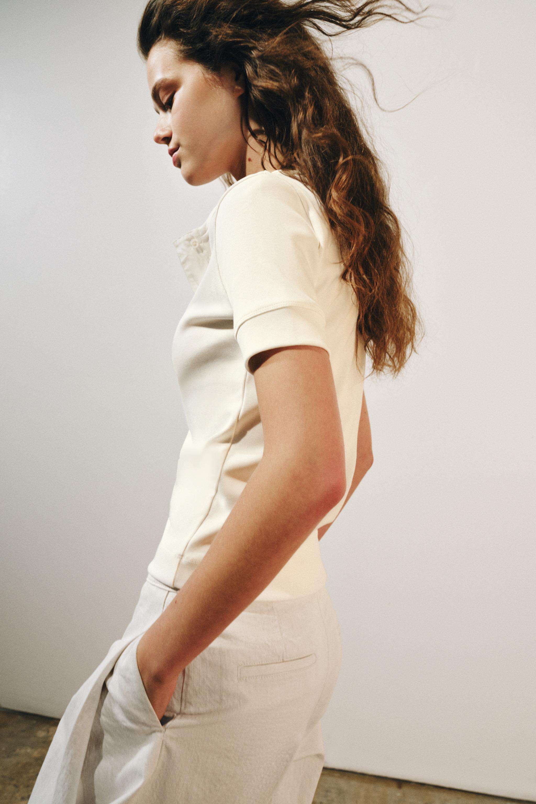 RIBBED BUTTON T-SHIRT